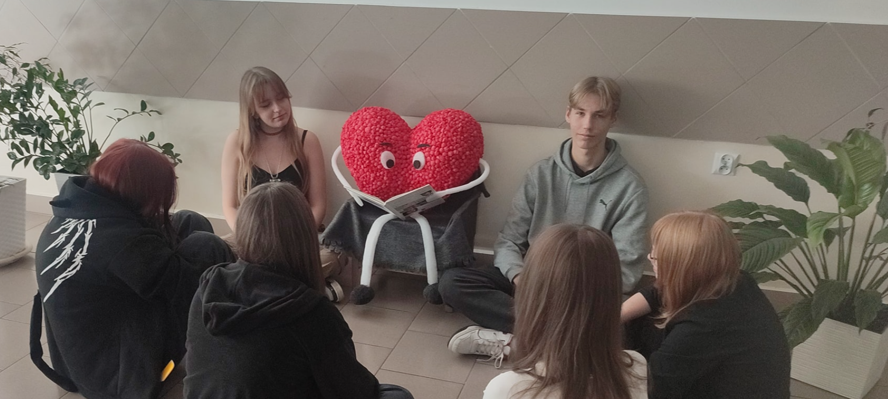 Uczniowie podczas akcji ,, Czytamy z sercem''.