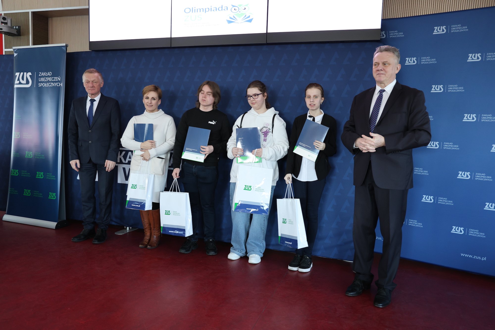 Uczniowie Jagiellończyka reprezentujący szkołę na Olimpiadzie: Natalia Kurlak, Anna Łukaszczuk oraz Krzysztof Wróbel