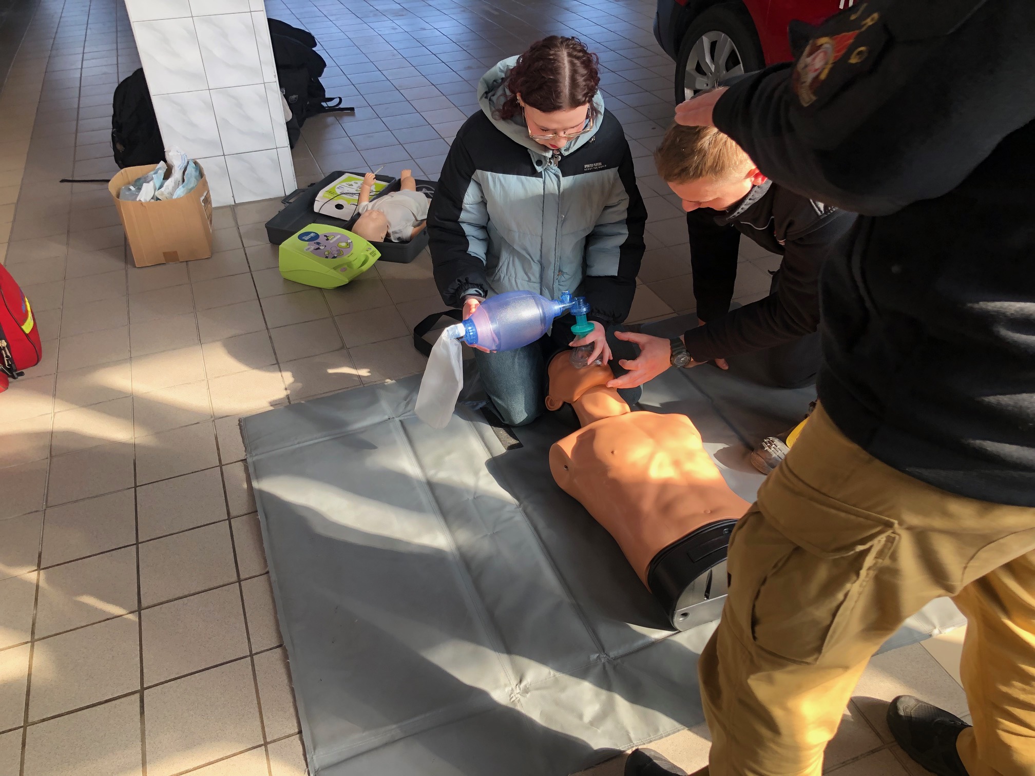 Uczniowie warsztatów z udzielania pierwszej pomocy