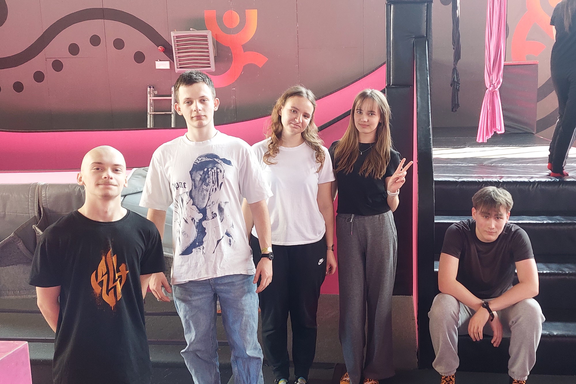 Uczniowie w Parku Trampolin