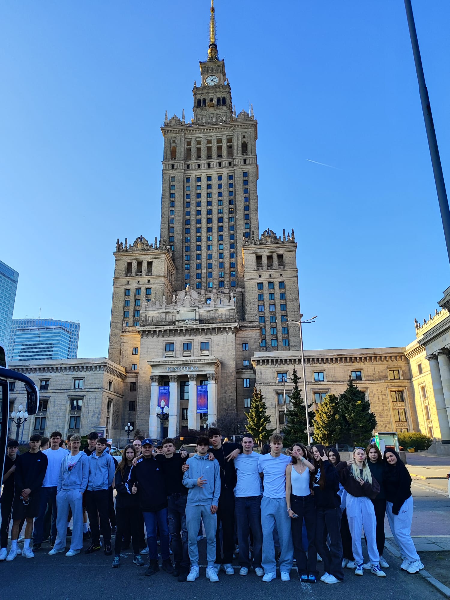 Uczestnicy wycieczki przed Pałacem Kultury i Nauki w Warszawie