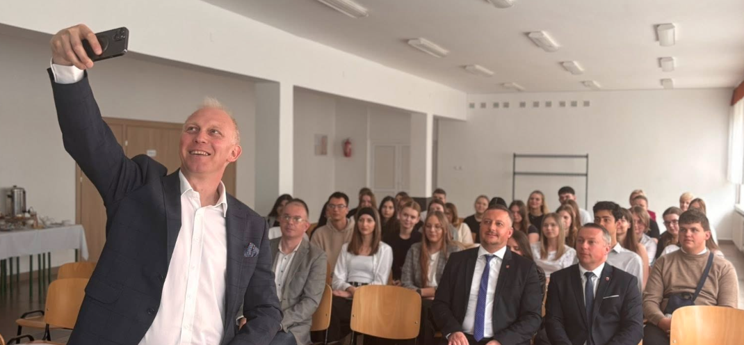 Kurator Oświaty - Tomasz Szabłowski podczas spotkania z młodzieżą Jagiellończyka 
