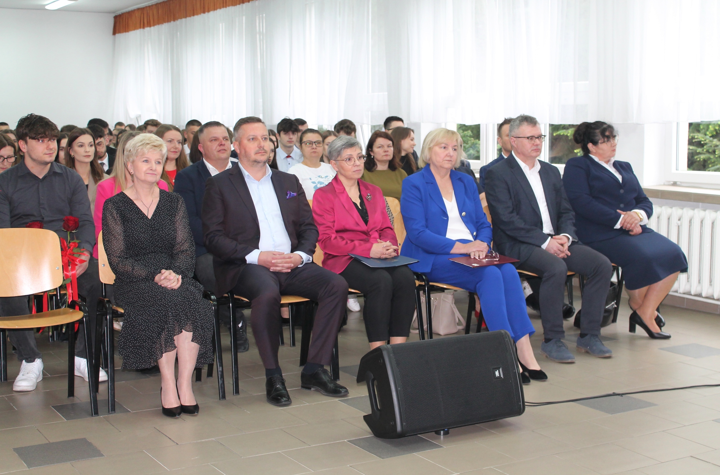 Wicedyrektor Zespołu Szkół im. Króla Kazimierza Jagiellończyka w Łęcznej - Pani Ewa Stefańska, Wicestarosta Powiatu Łęczyńskiego – Pan Michał Woźniak, Przewodnicząca Komisji Oświaty - Pani Danuta Szychta-Zagwodzka, Dyrektor Zespołu Szkół im. Króla Kazimierza Jagiellończyka w Łęcznej - Pani Jolanta Jarawka, Kierownik szkolenia praktycznego - Pan Grzegorz Lendzion, Pani Teresa Olko - nauczyciel przedmiotów zawodowych/wychowawca klasy 4LO 