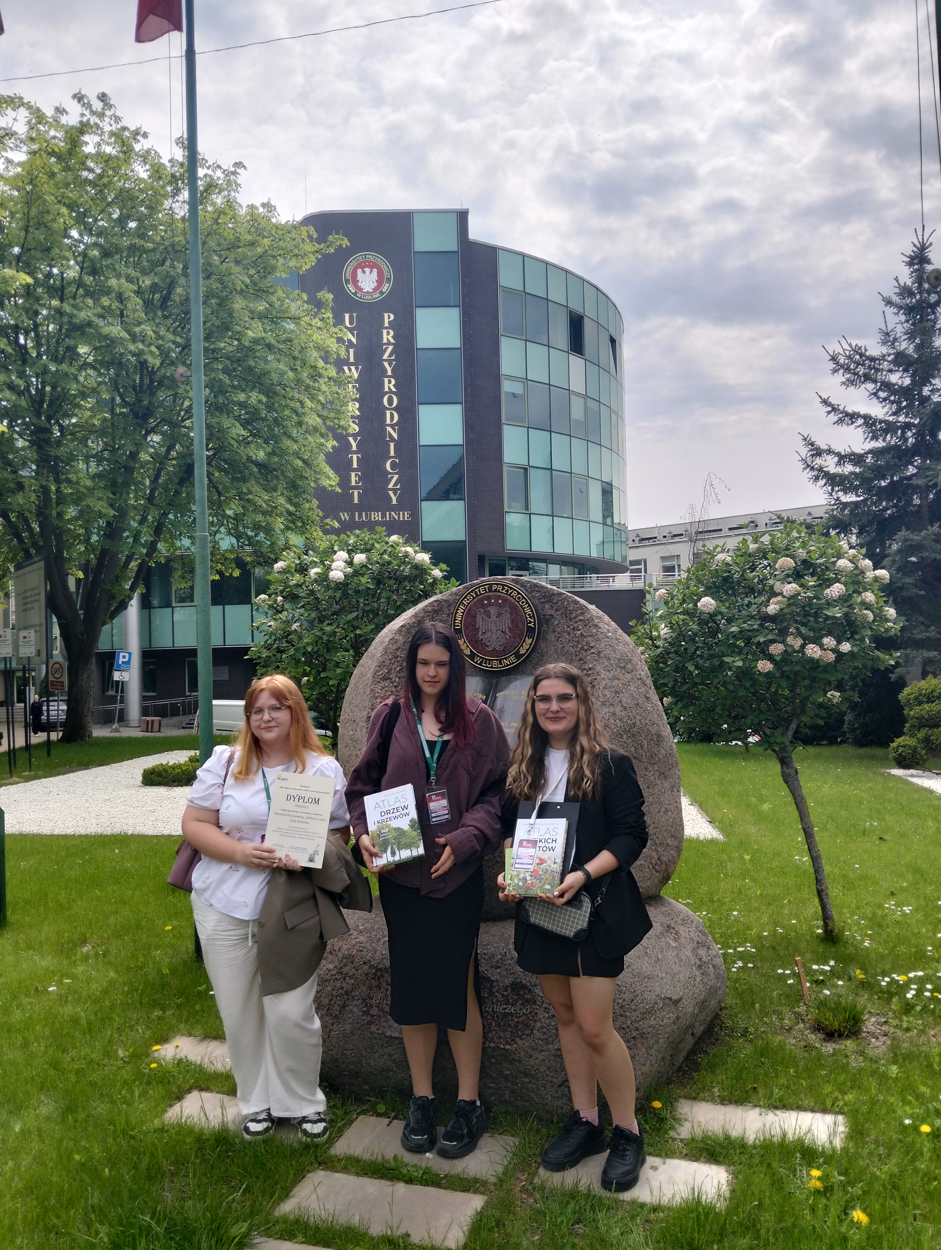 Uczennice - (od lewej )Wiktoria Jach, Julia Saczewa i Wanesa Brzozowska przed Uniwersytetem Przyrodniczym w Lublinie z dyplomami za zdobycie I miejsca 