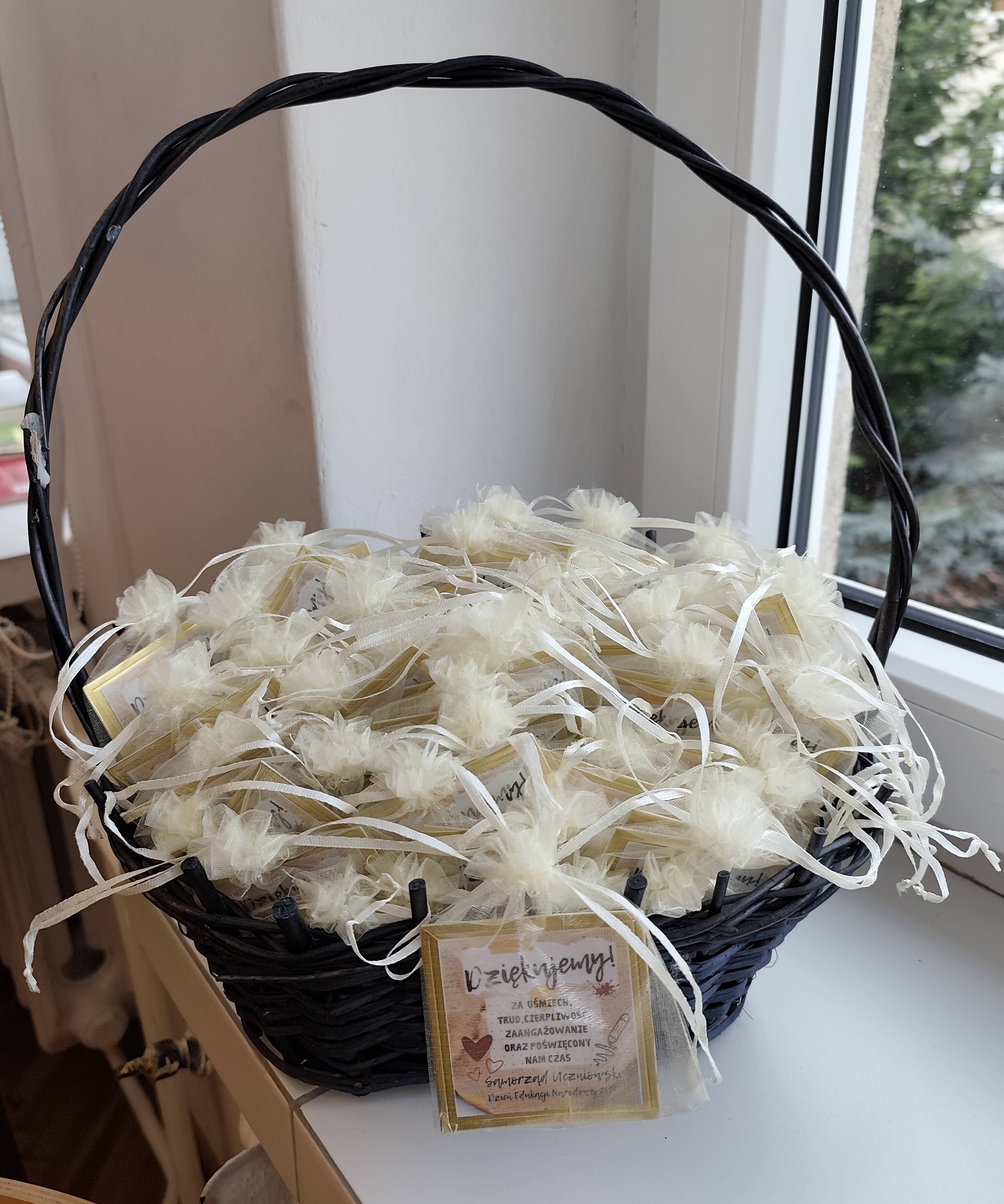 Kosz z magnesami-upominkami dla Grona Pedagogicznego