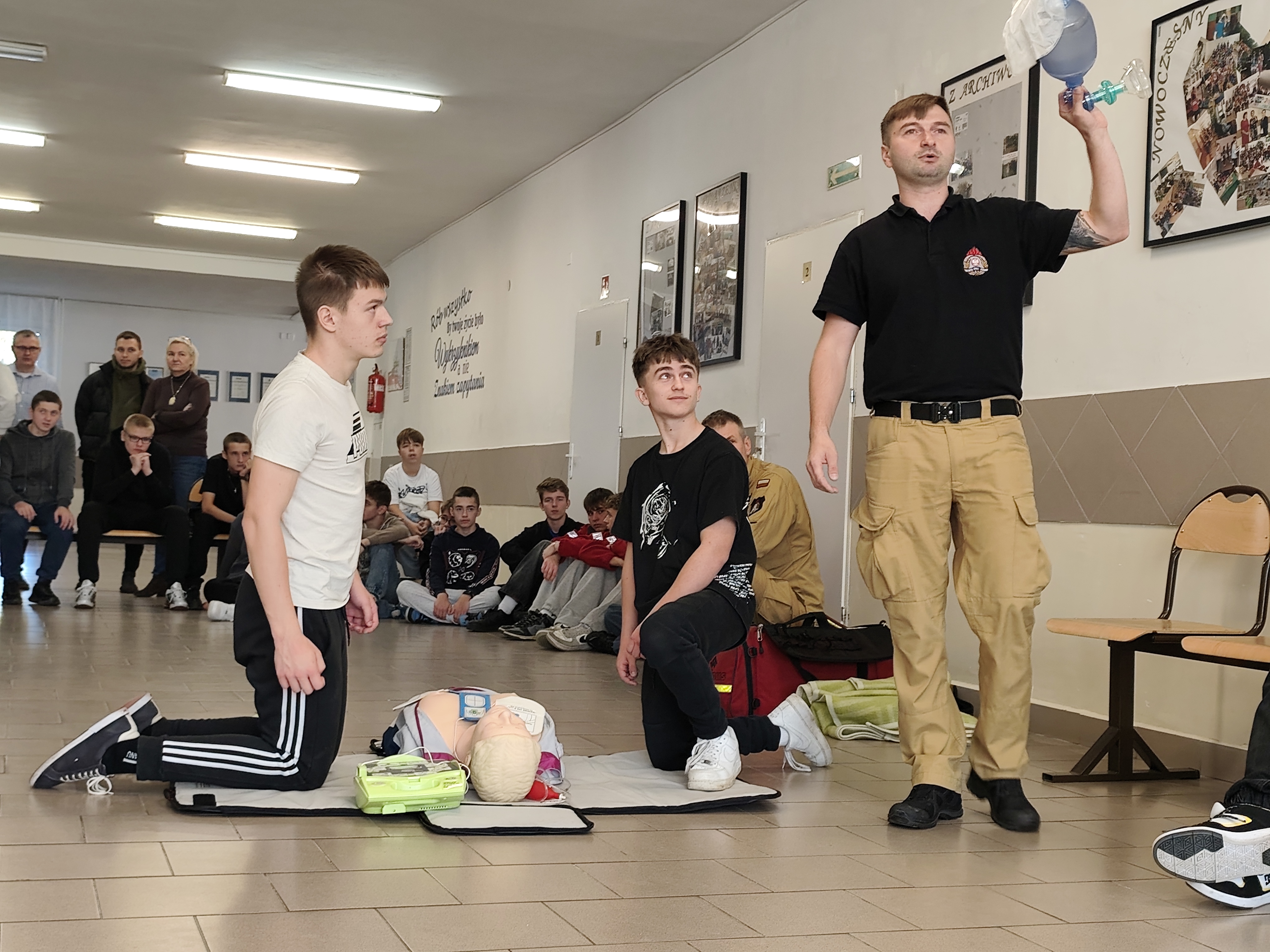 Uczniowie podczas warsztatów z ratownikiem medycznym