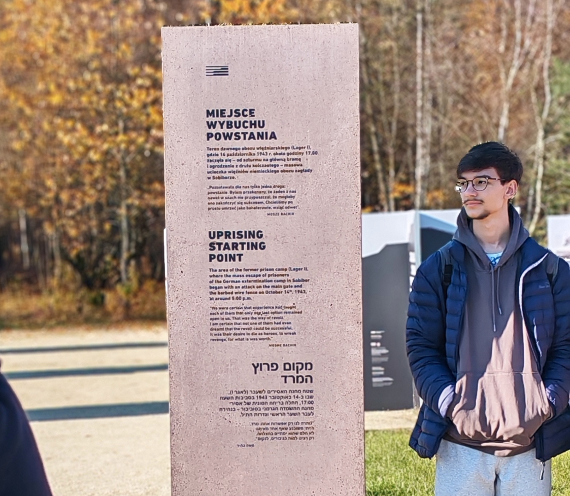 Uczeń biorący udział w zwiedzaniu miejsca pamięci