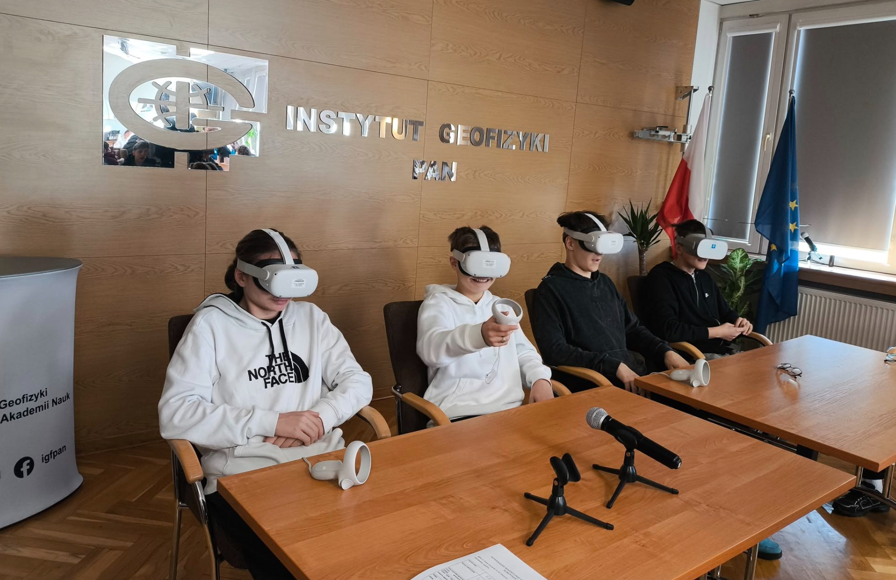 Uczniowie podczas wirtualnej podróży w świecie VR