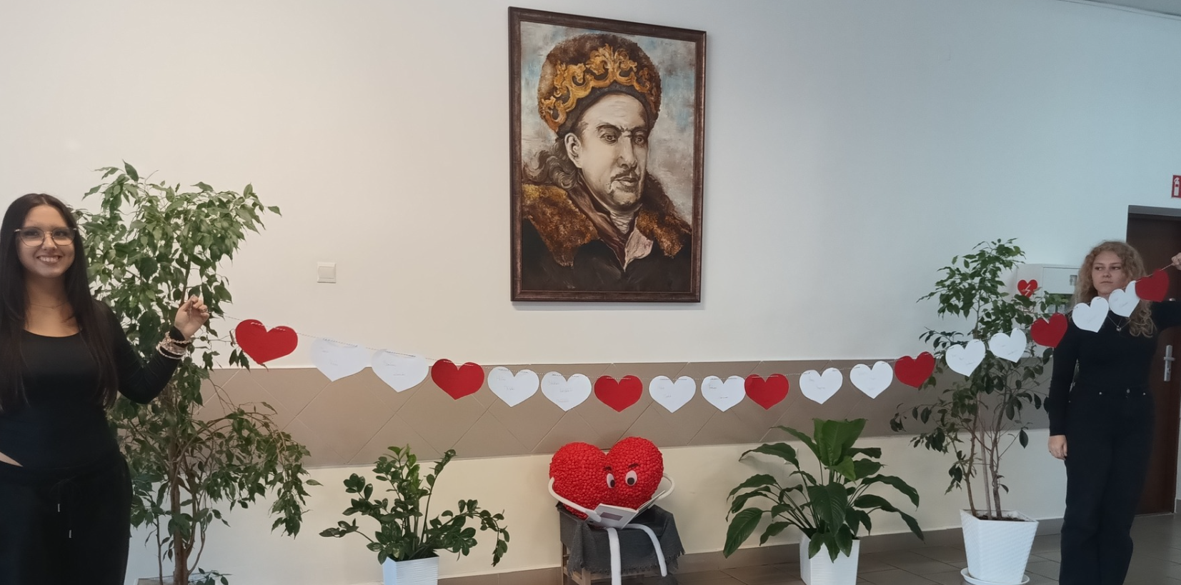 Uczennice biorące udział w inicjatywie z girlandą zawierającą nazwiska Uczestniczek Powstania 