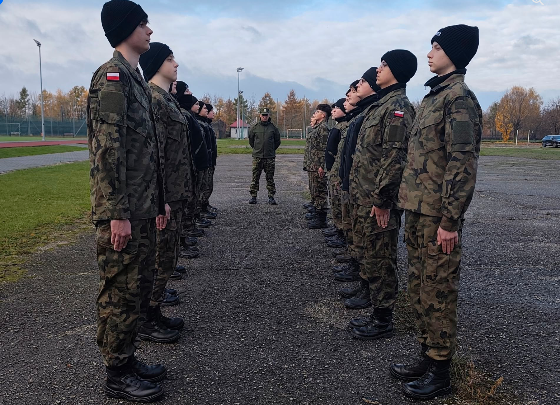 Uczniowie podczas musztry przeprowadzonej przez Kapitana Straży Granicznej 