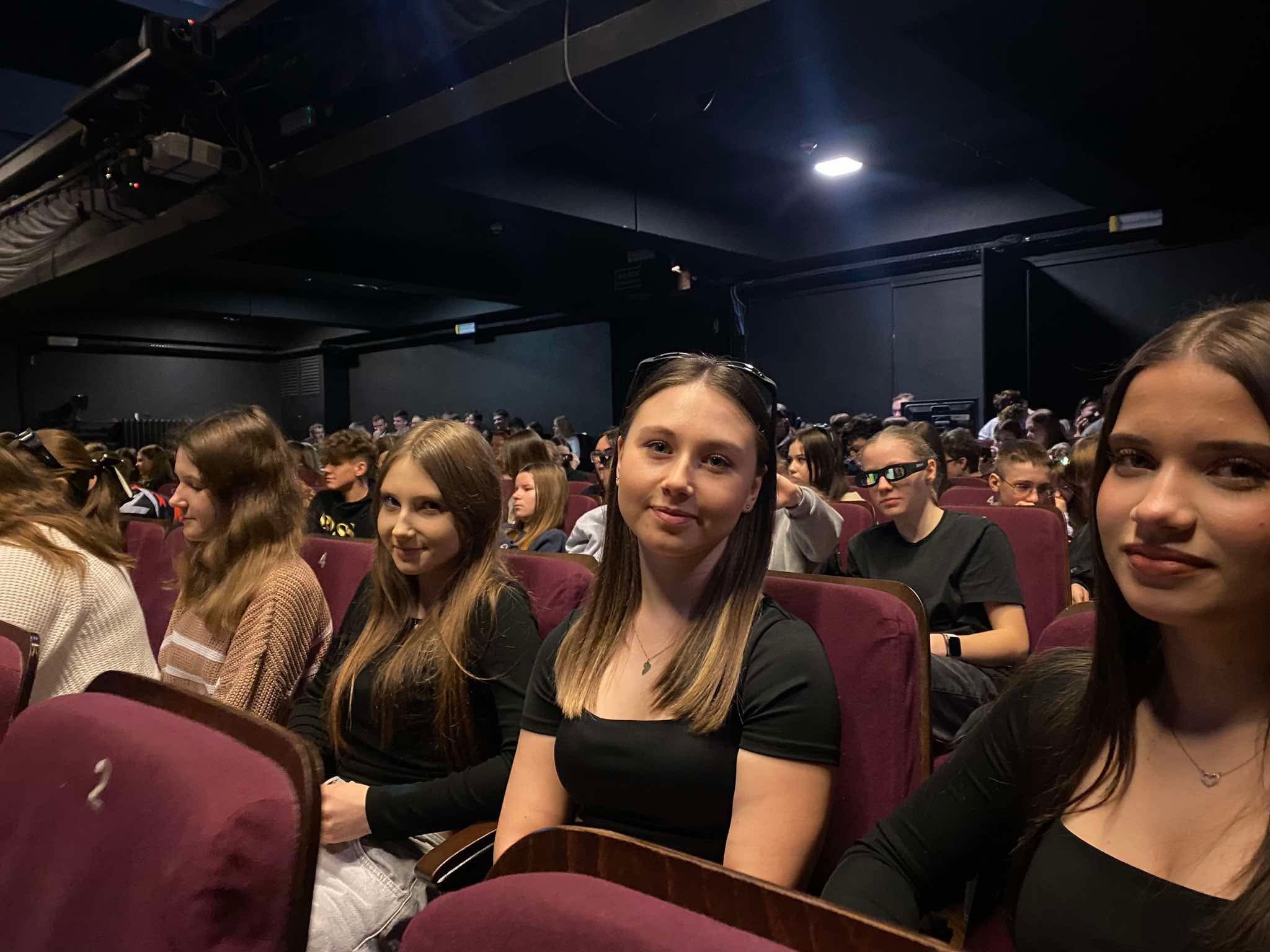 Uczniowie w oczekiwaniu na spektakl w Teatrze BUFFO