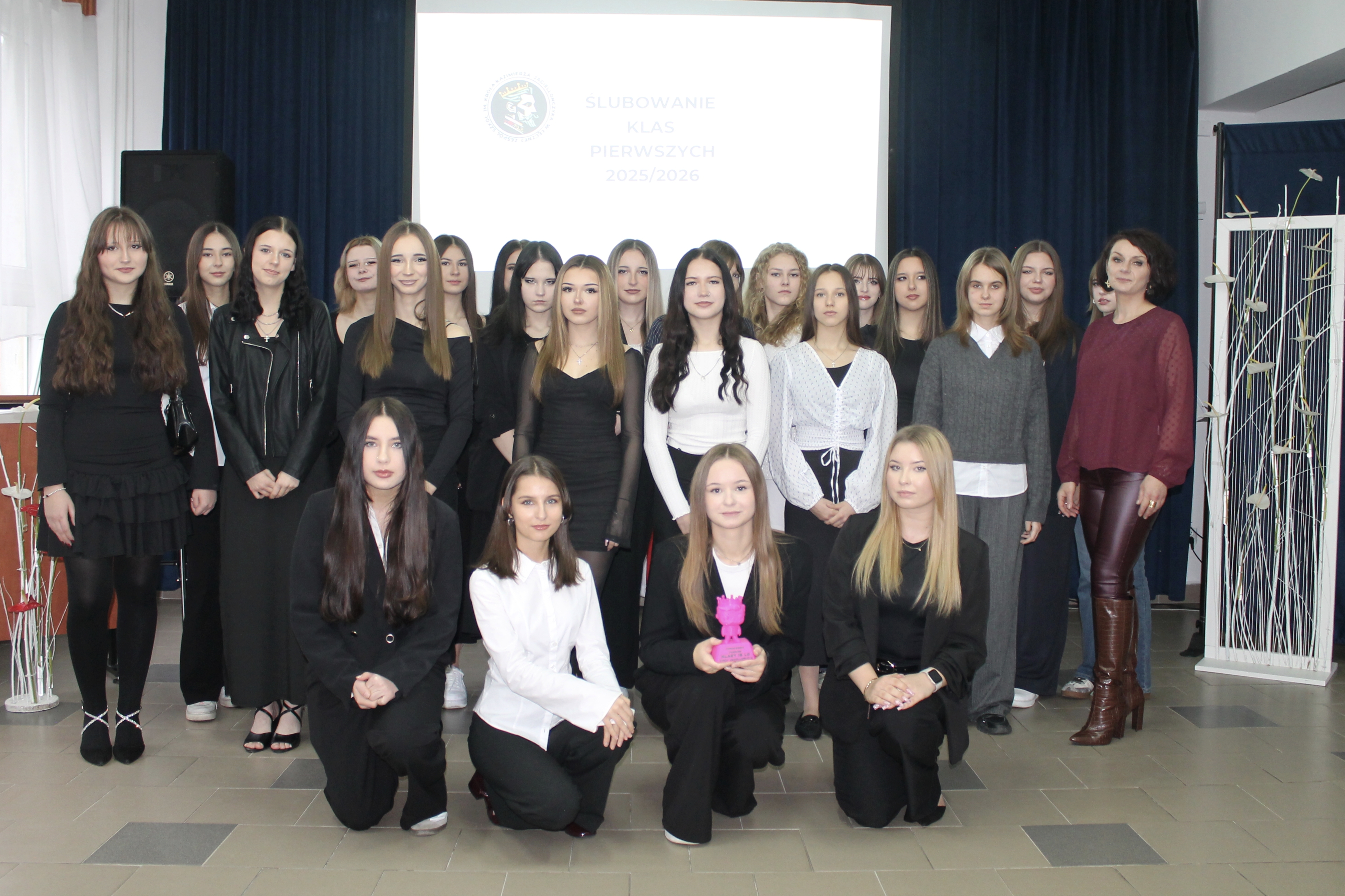 Uczniowie klasy 1B LO z wychowawcą - Panią Moniką Jaszuk-Zagrodnik