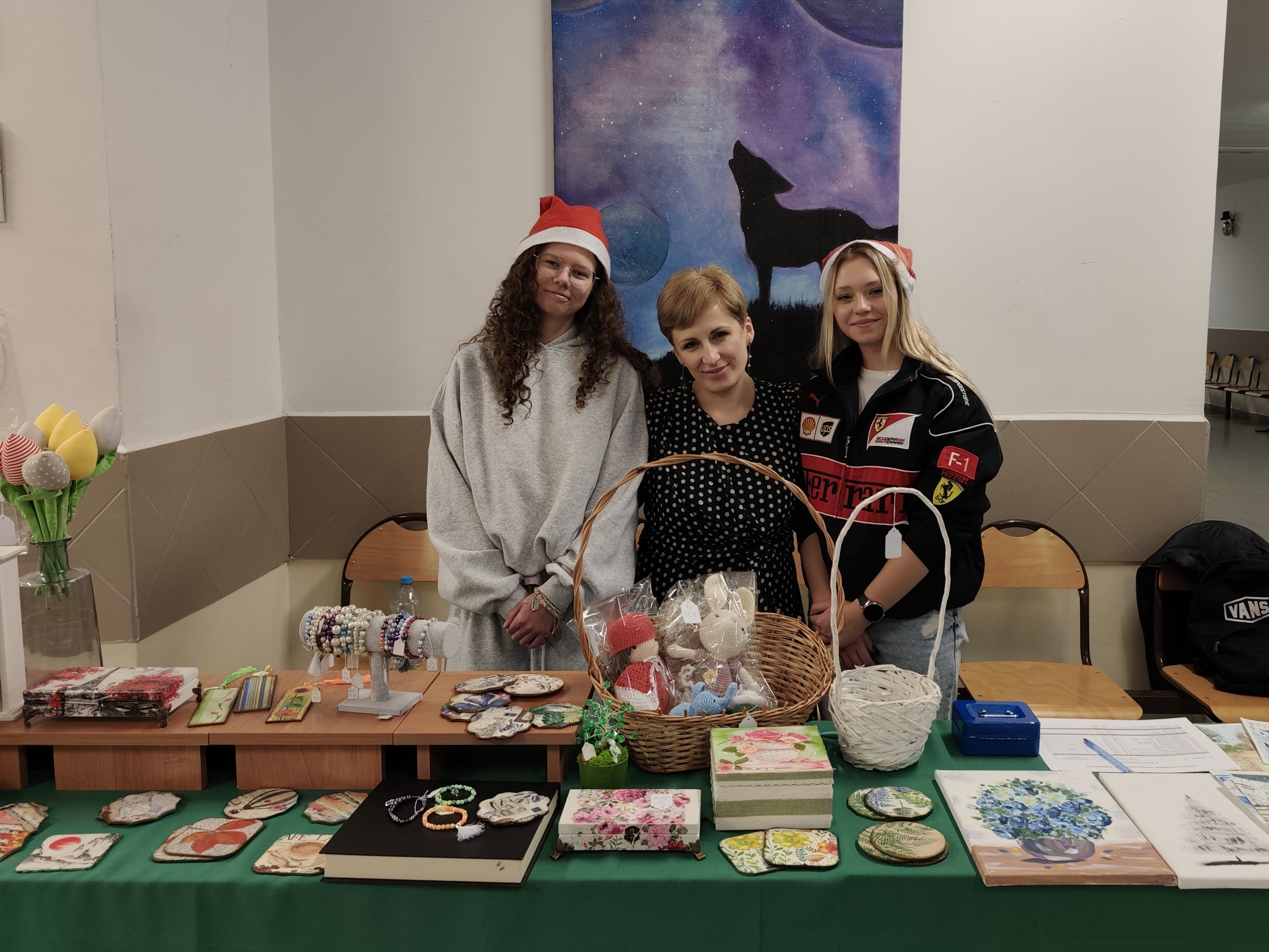 Organizator Kiermaszu - nauczyciel bibliotekarz - Pani Emilia Salak wraz z uczennicami - Zuzanną Fijałkowską i Zuzanną Michałowską