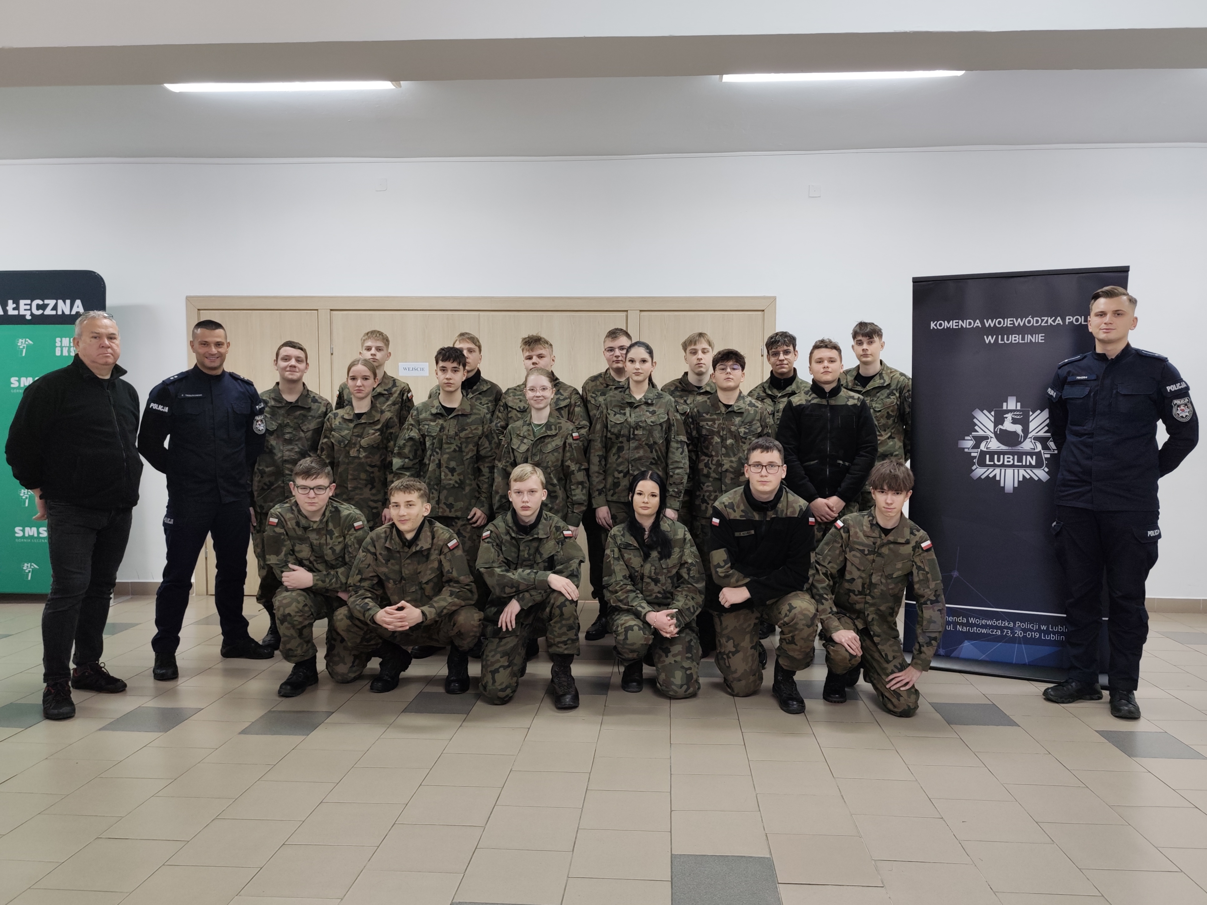 Policjanci z Komendy Wojewódzkiej Policji w Lublinie - podkomisarz Piotr Truszkowski oraz mł. asp. Rafał Czyż wraz z uczniami klasy 1 mundurowej i pan insp. w st. spocz. Sławomir Góźdź 