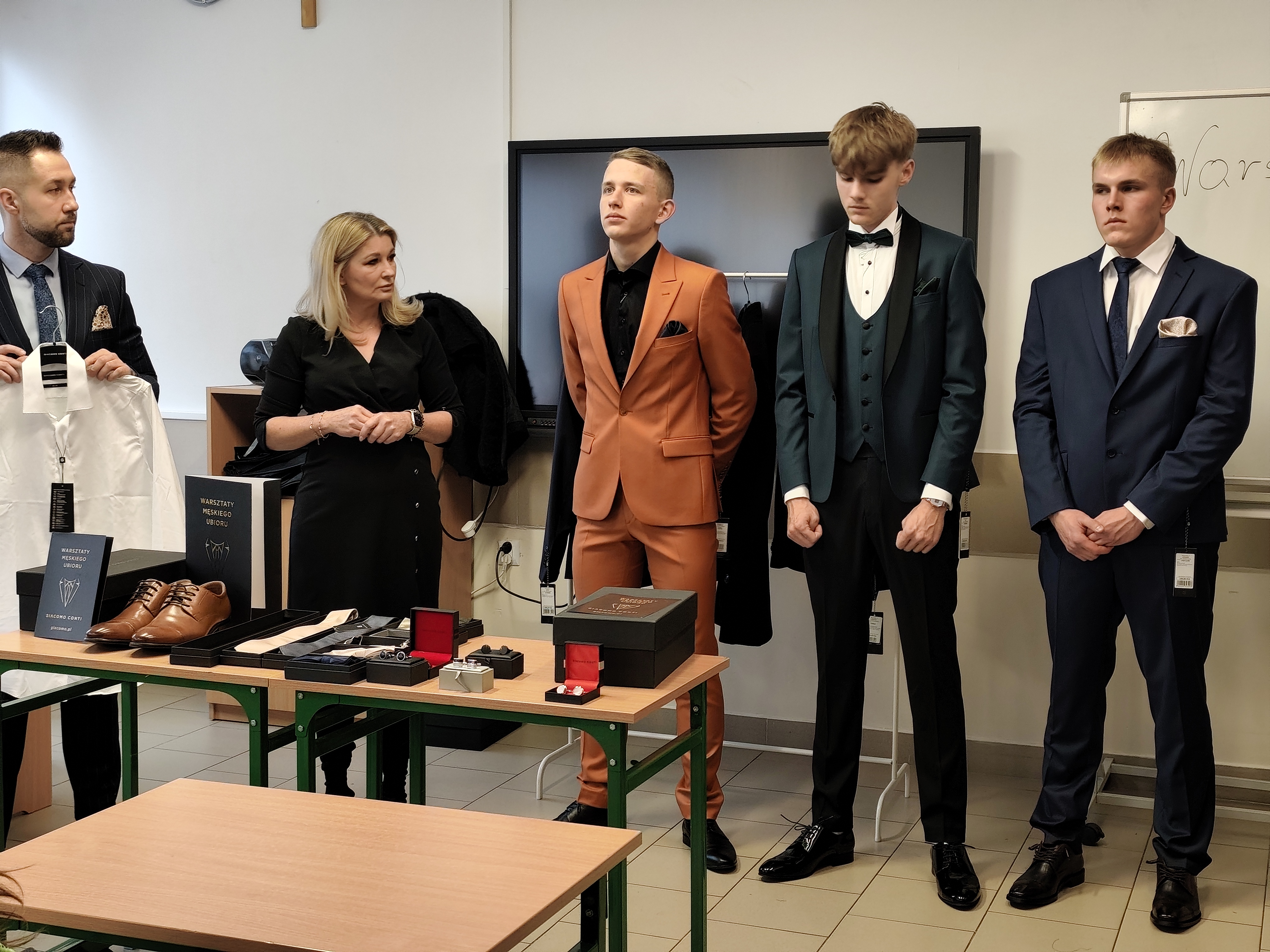 Uczniowie klasy 4A LO podczas warsztatów ubioru