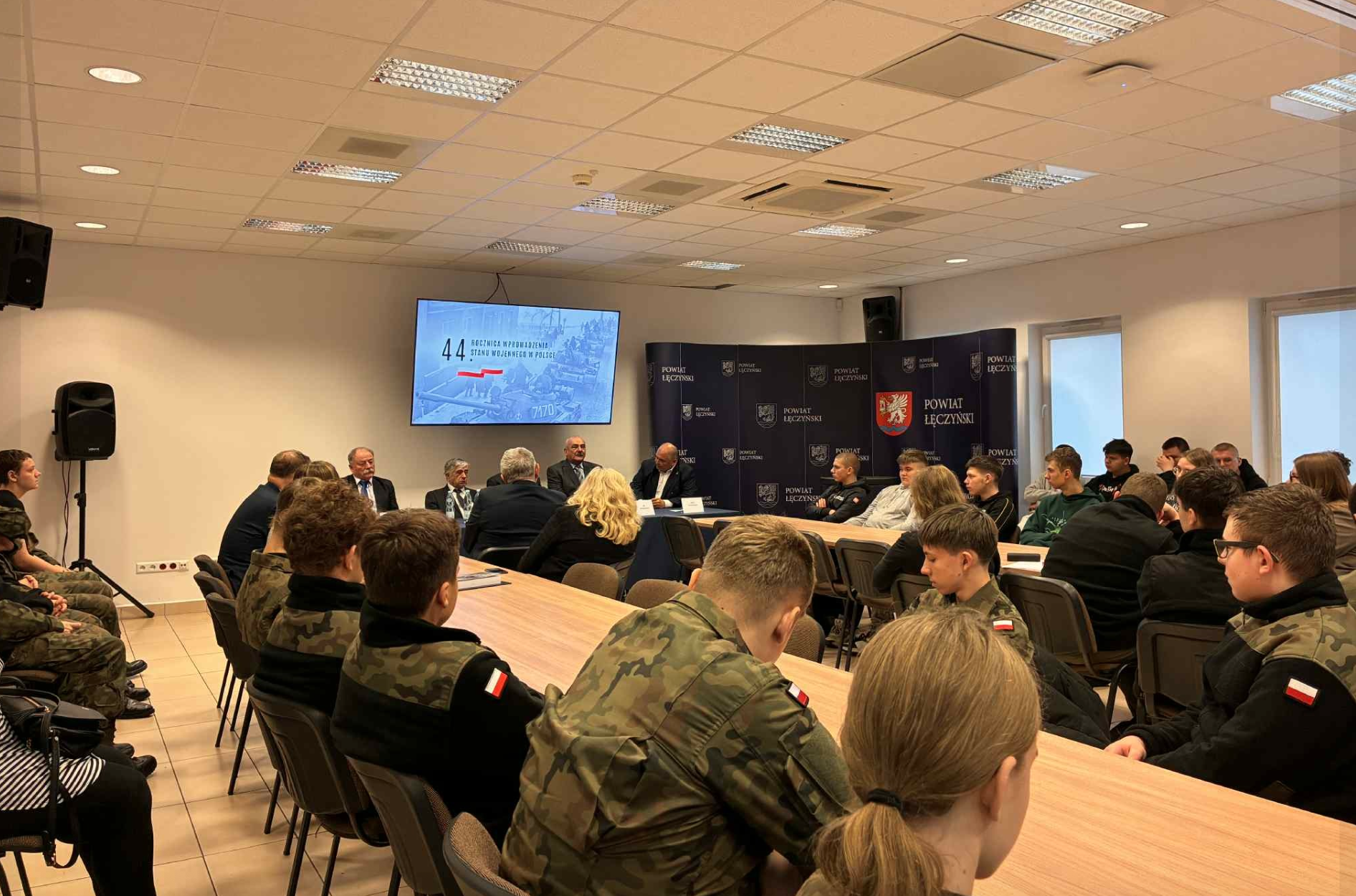 Uczniowie podczas spotkania ,,Wspomnienia o mrocznych czasach”. 