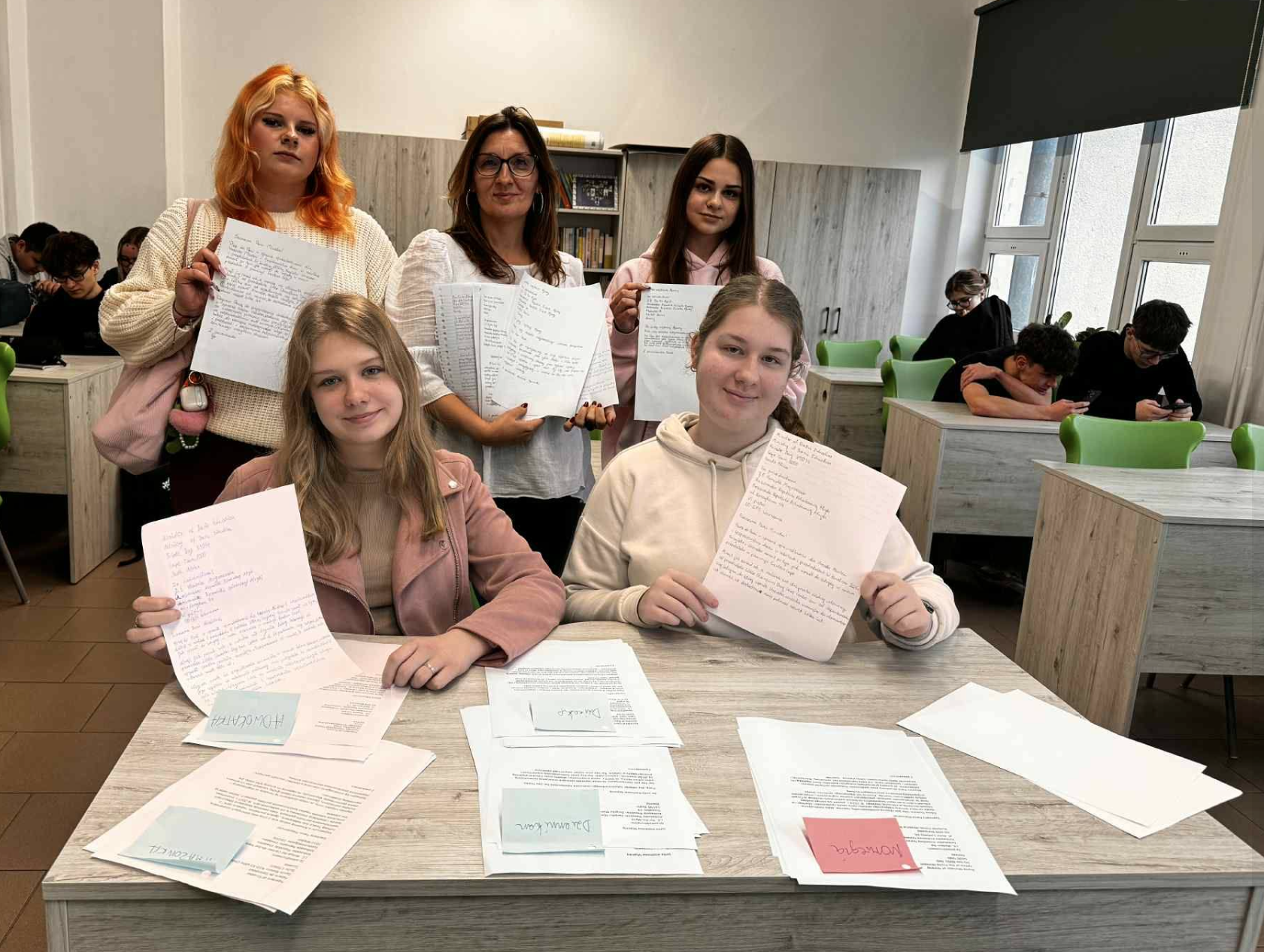 Uczennice biorące udział w wydarzeniu z koordynatorem akcji - Pani Anna Korszla-Mazurek