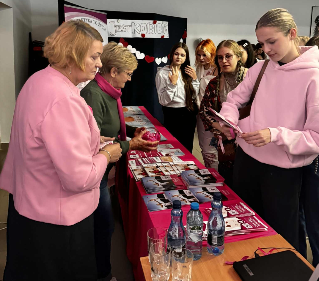 Uczennice rozmawiające z Paniami ze Stowarzyszenia ,,Amazonki''