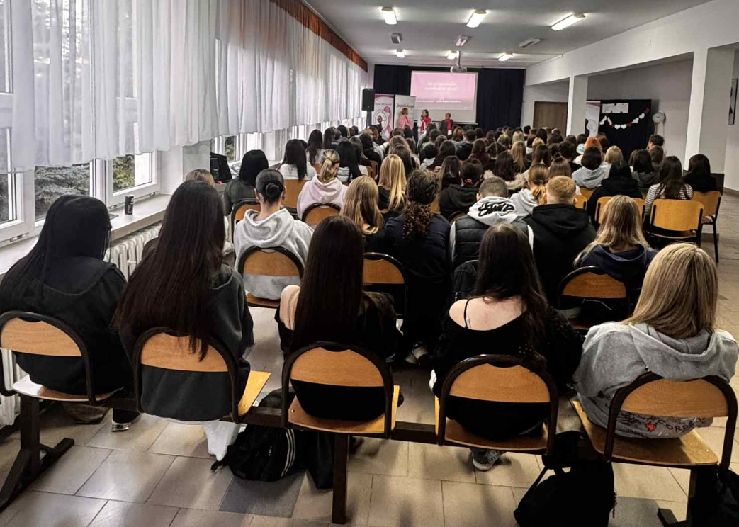 Uczniowie biorący udział w spotkaniu z członkiniami Stowarzyszenia ,,Amazonki''