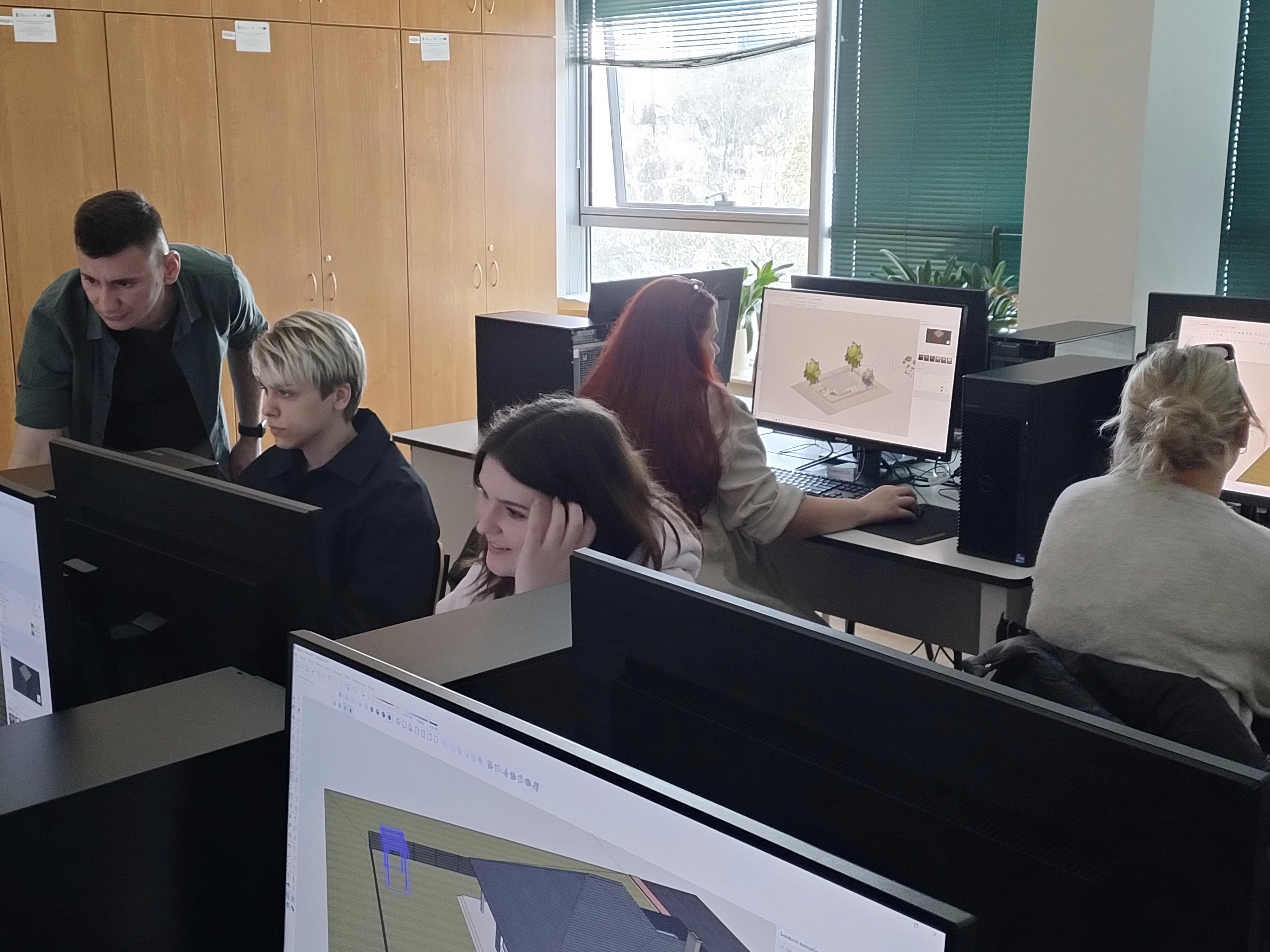 Uczniowie podczas kursu z obsługi programu SketchUp, dedykowanego przyszłym architektom krajobrazu