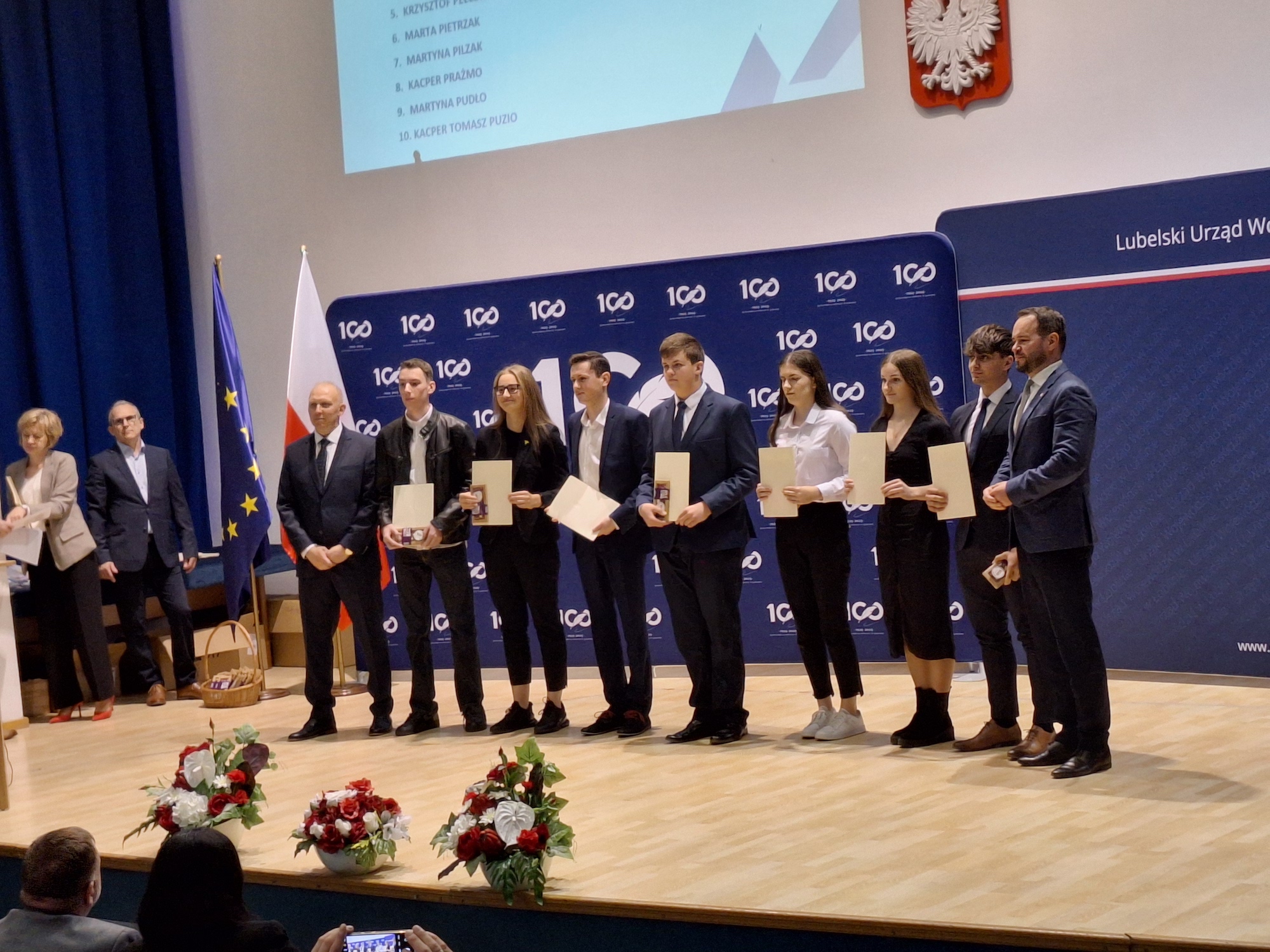 Nasi Uczniowie Krzysztof Pełczyński i Sandra Stępniak pośród pozostałych Stypendystów