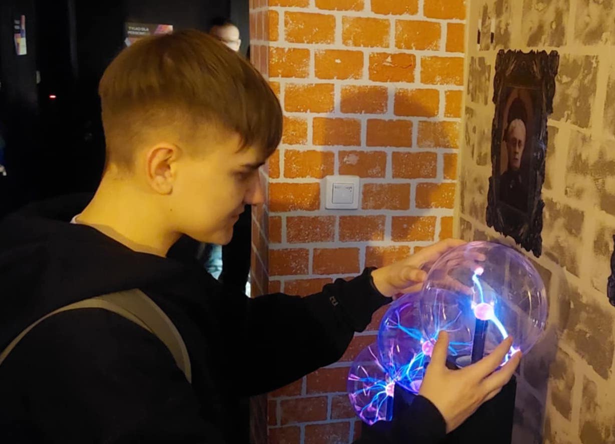 Uczeń w Muzeum Świat Iluzji
