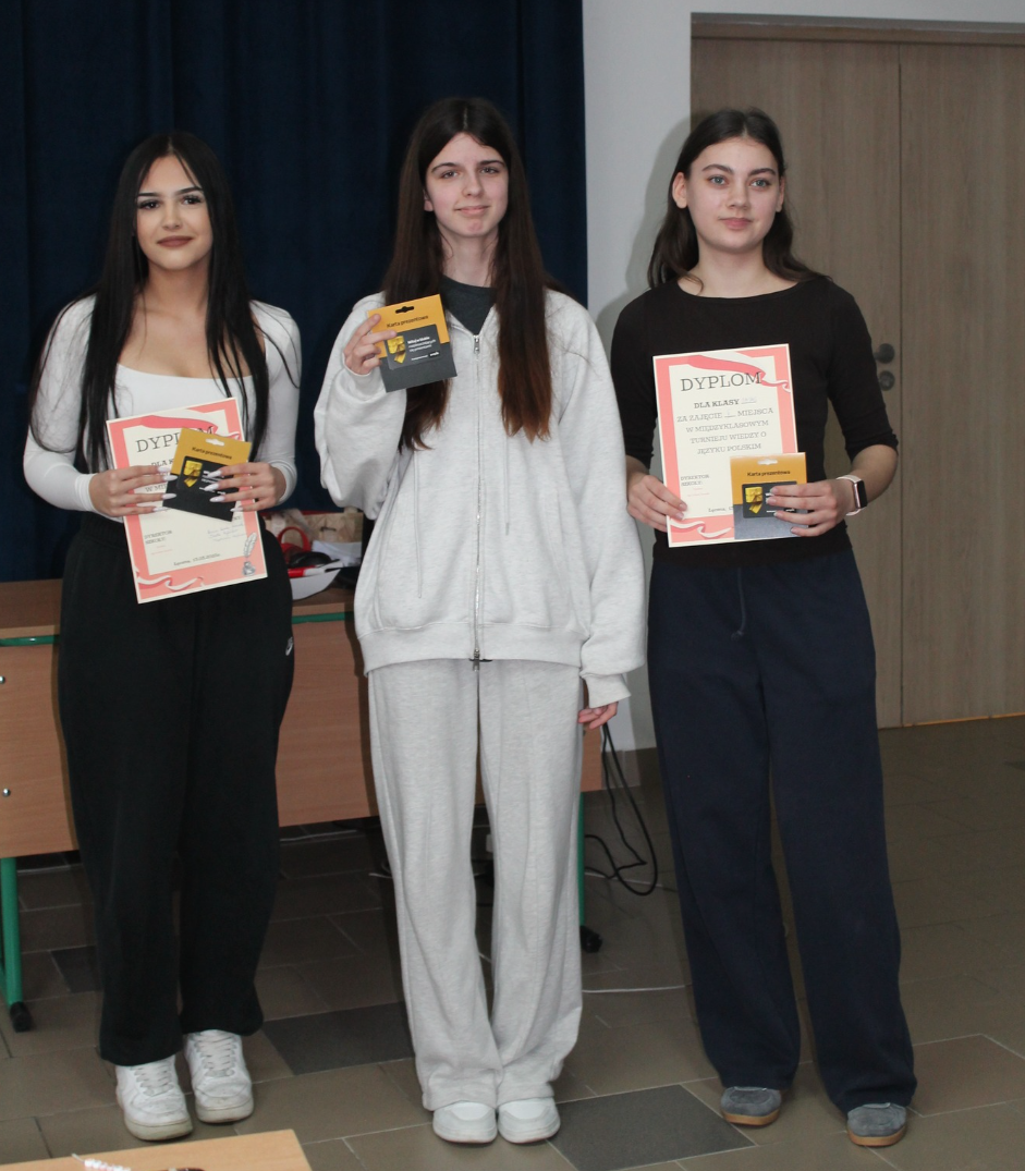 Reprezentantki klasy 3C LO o profilu dziennikarskim - zdobywczynie 1 miejsca 