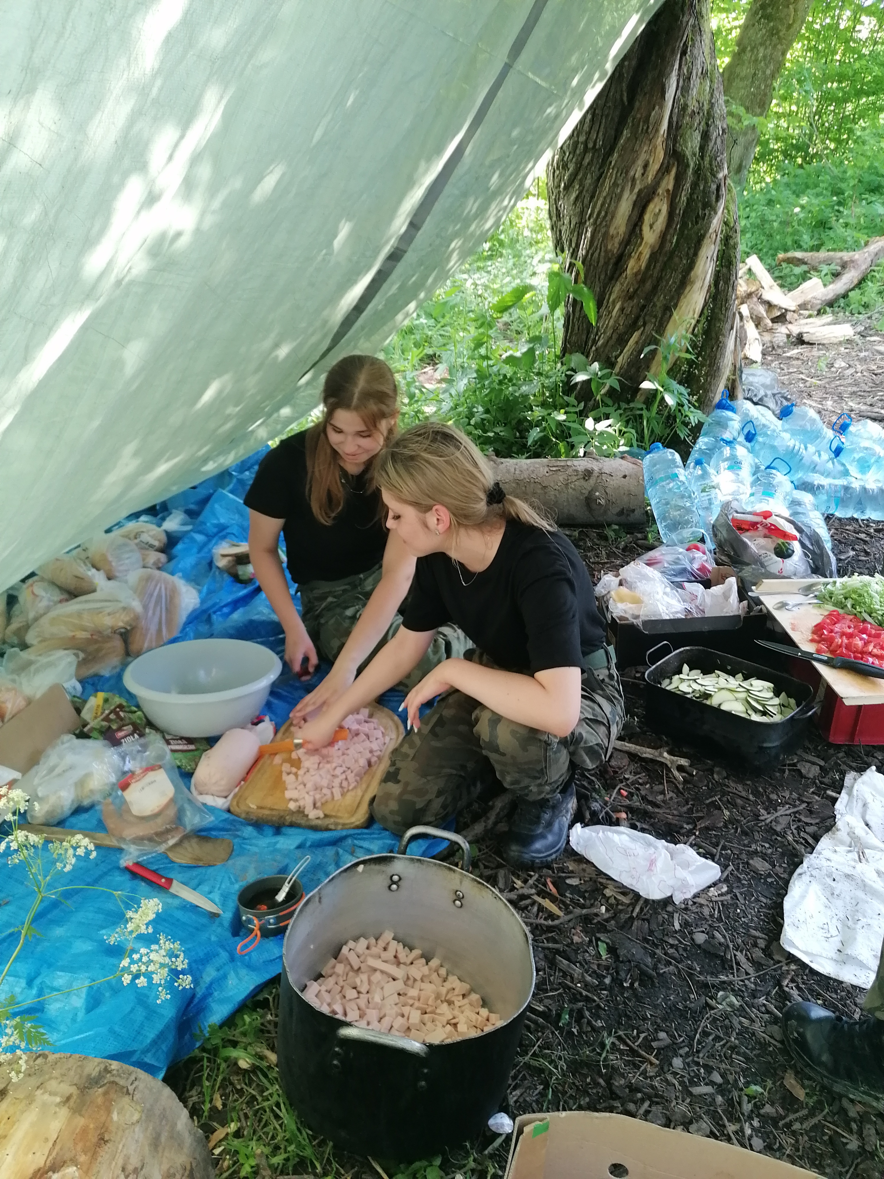 Przygotowywanie survivalowego posiłku 