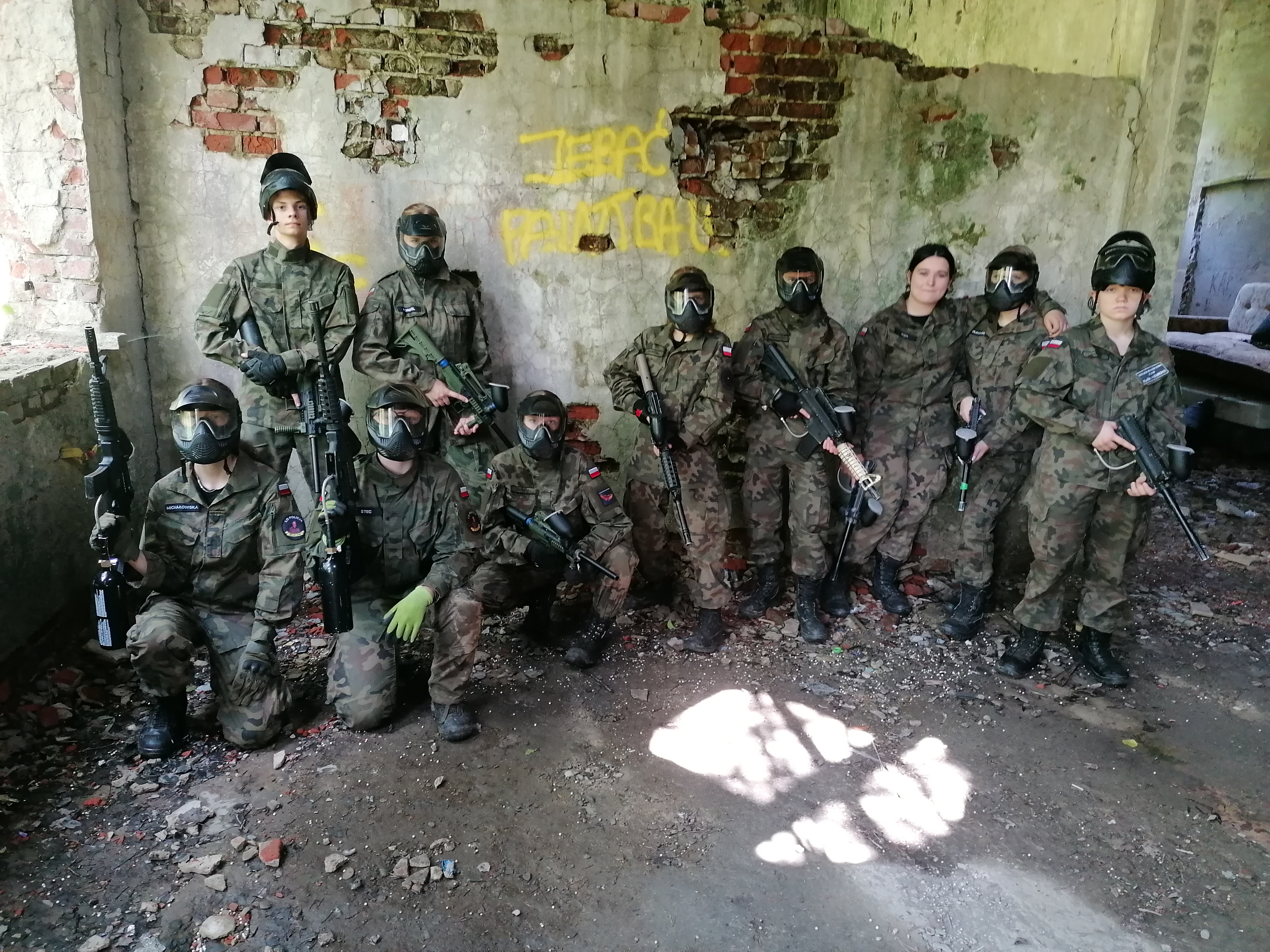 Uczniowie podczas gry zespołowej Paintball