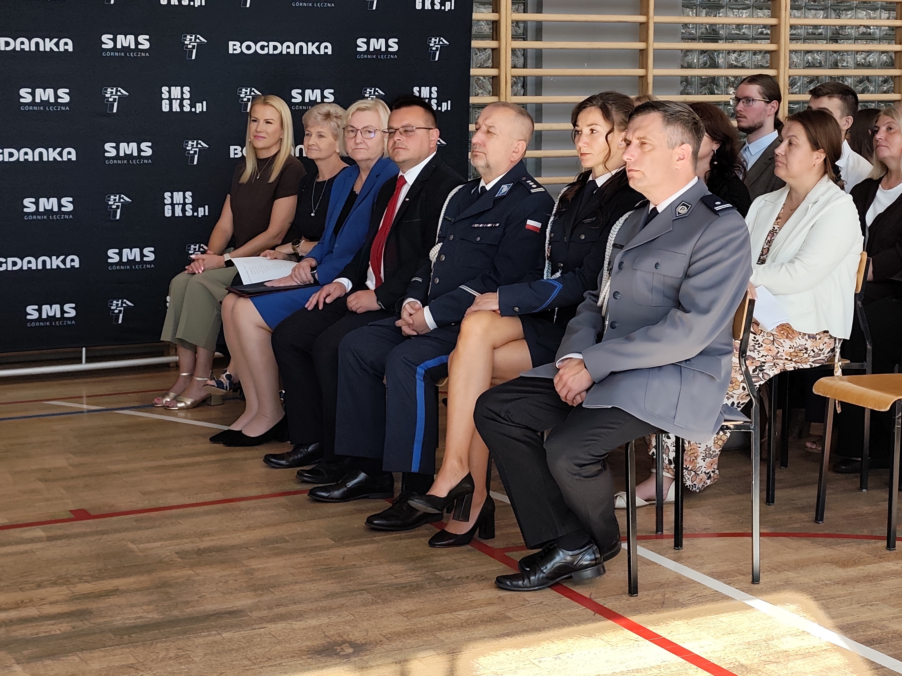 Dyrekcja Szkoły oraz zaproszeni goście - od lewej: Pani Agnieszka Osowska - Wicedyrektor, Pani Ewa Stefańska - Wicedyretor, Pani Jolanta Jarawka - Dyrektor Szkoły, Komendant Powiatowy Policji w Łęcznej – inspektor Sławomir Cielniak, starszy sierżant Katarzyna Jurko oraz podinspektor Dariusz Steć 