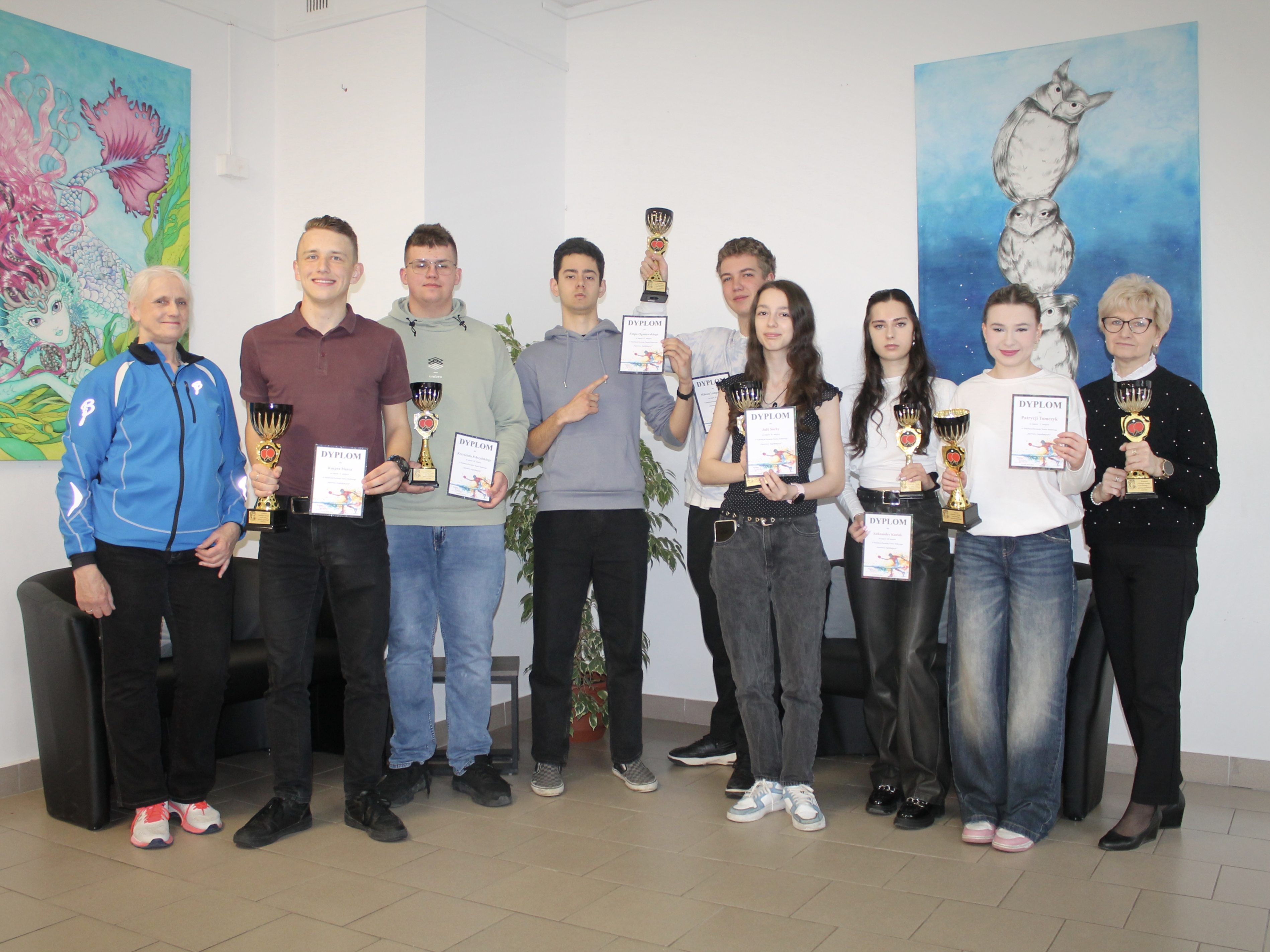 Organizator Turnieju - Pani Ewa Sawka-Kunach, Laureaci Turnieju oraz Pani Wicedyrektor Ewa Stefańska