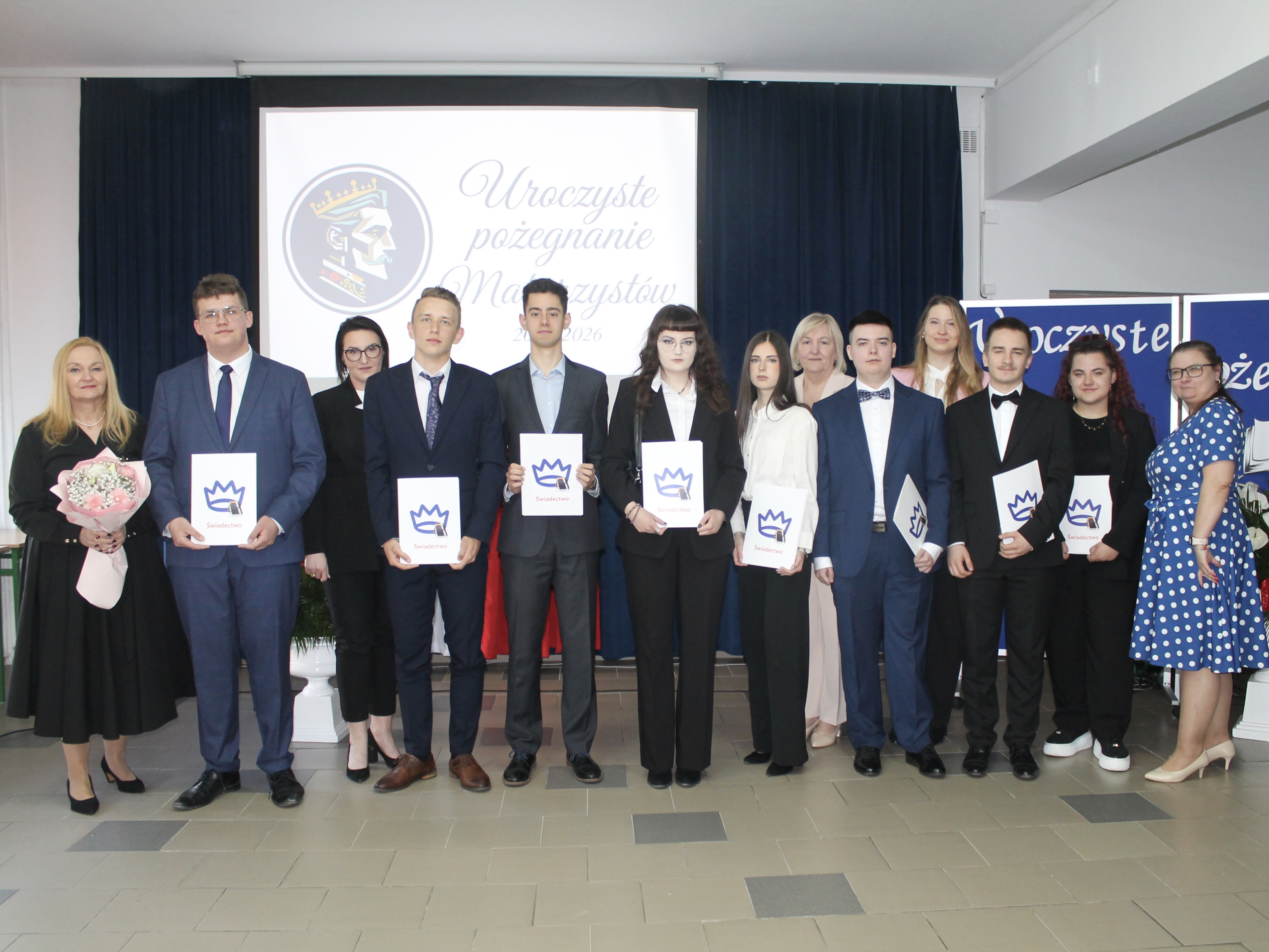 Pani Dyrektor Jolanta Jarawka oraz Absolwenci, którzy otrzymali świadectwo z czerwonym paskiem wraz z Wychowawcami