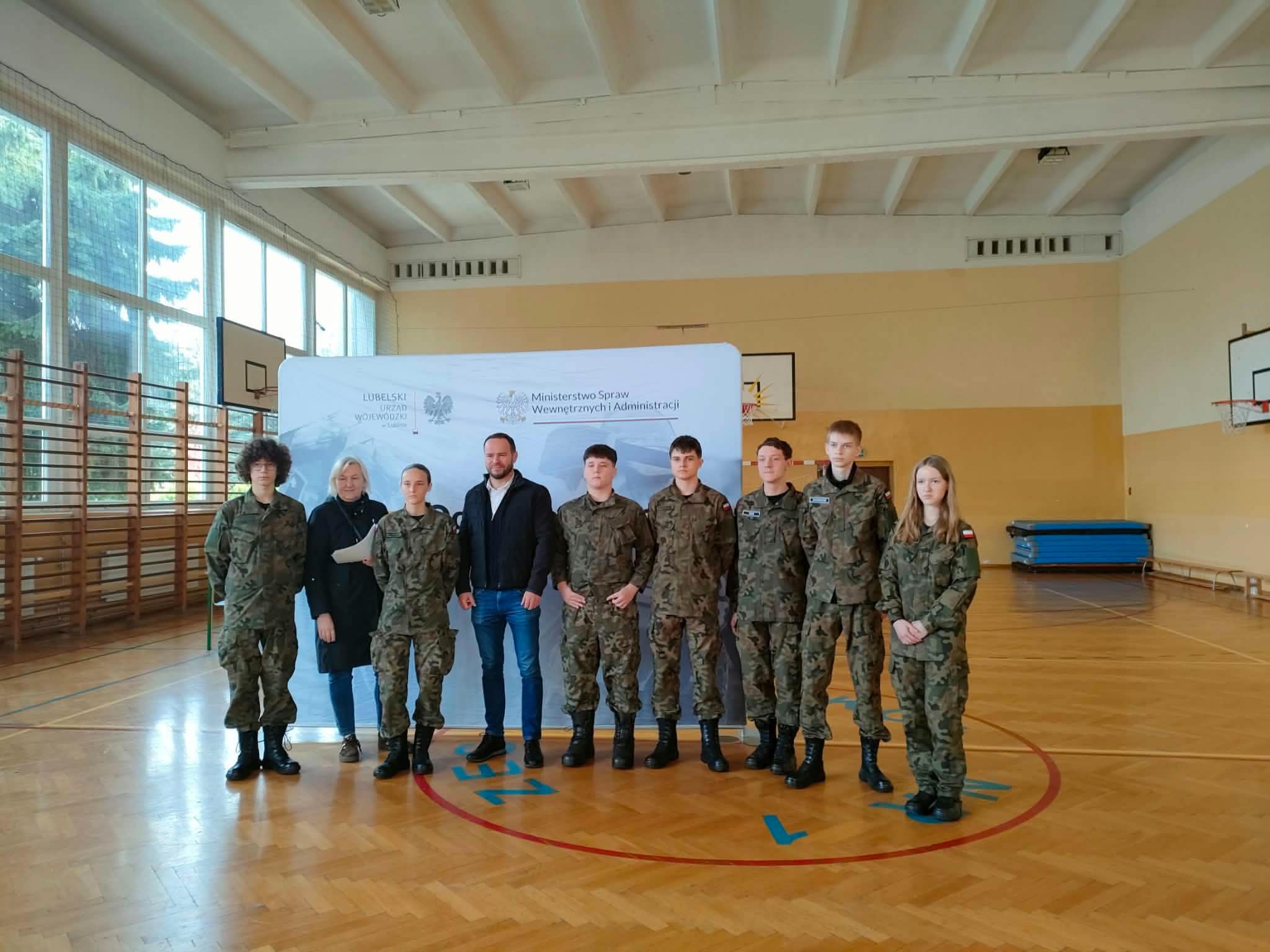 Dyrektor - Pani Jolanta Jarawka oraz Uczniowie Jagiellończyka biorący udział w warsztatach z Policją 