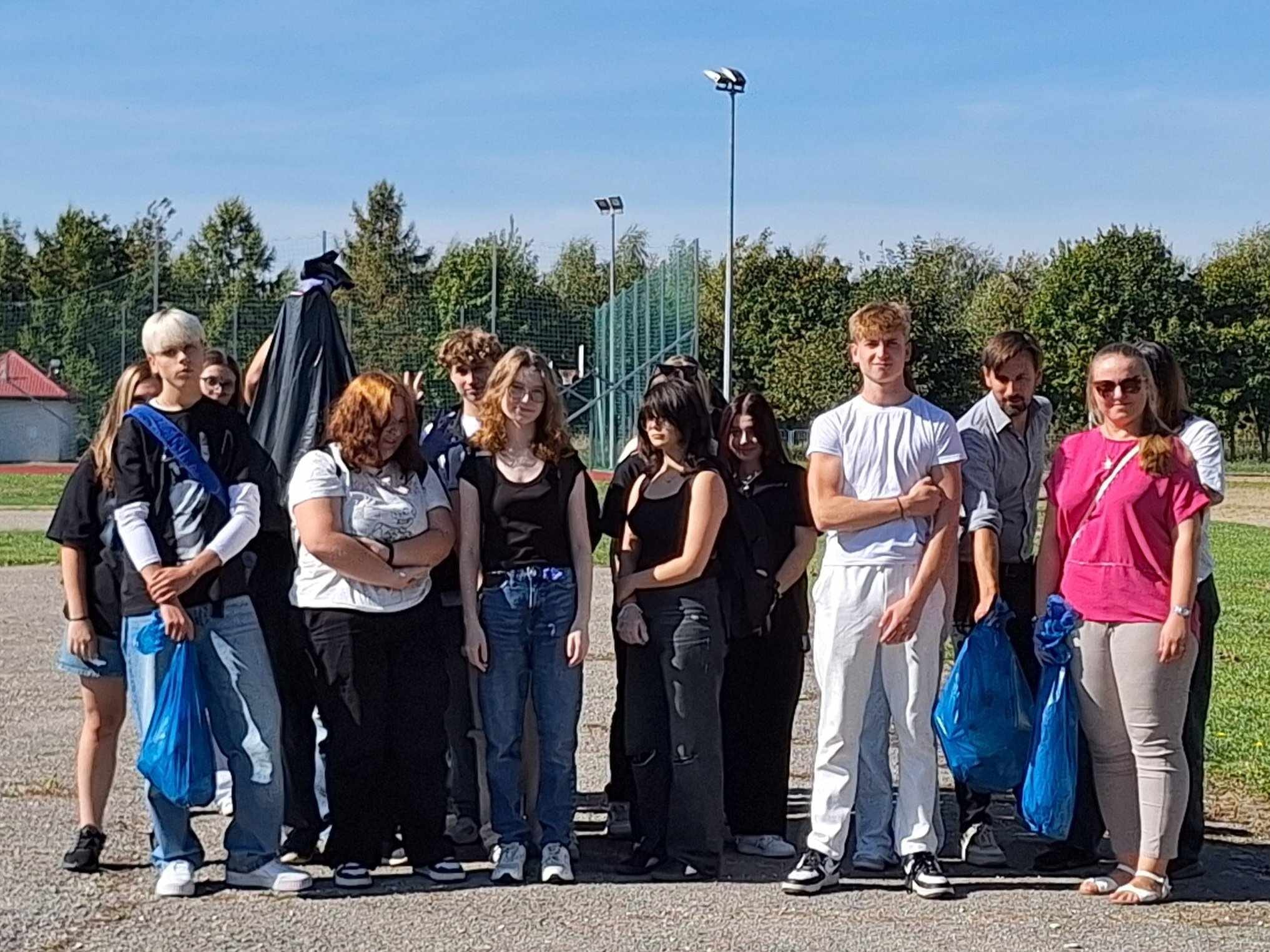 Zdjęcie grupowe akcji sprzątania świata Zdjęcie grupowe akcji sprzątania świata